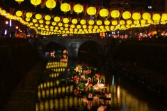 中島川に写るランタンの明かり