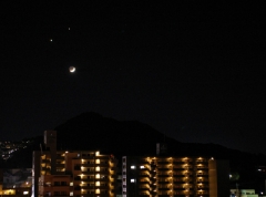 長与駅前ビルと三日月・金星・木星